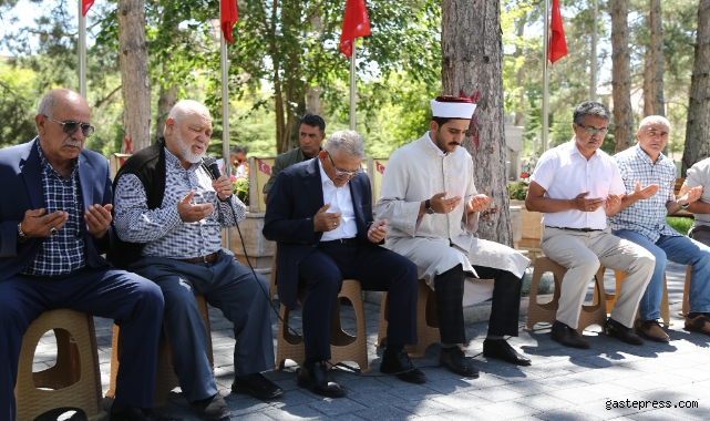 Başkan Büyükkılıç, Şehit Polis Uluçay'ı mezarı başında andı!