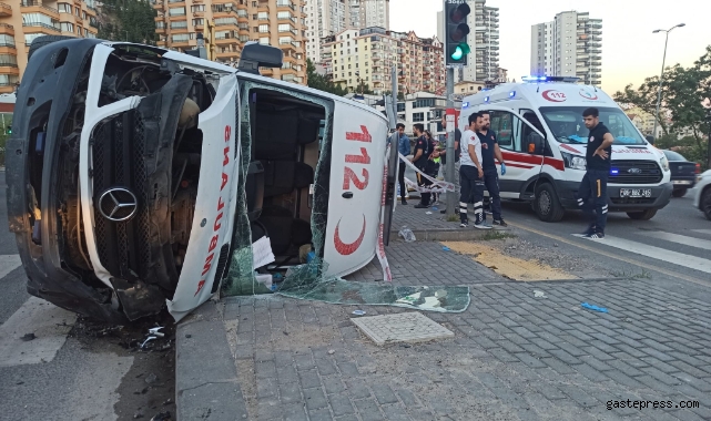 Başkent’te hasta taşıyan ambulans otomobille çarpıştı: 3 yaralı!