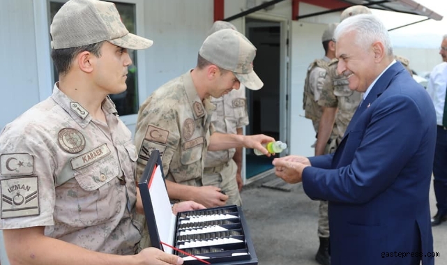 Binali Yıldırım Mehmetçikle bayramlaştı!