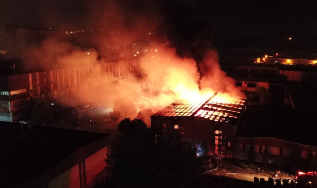 Demir döküm fabrikasında patlama sonrası çıkan yangın böyle görüntülendi!