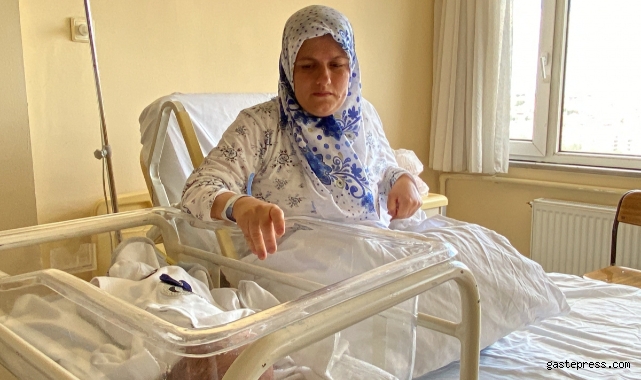 Doktorun 'kalk git' dediğini iddia eden hamile kadın evde doğum yaptı!