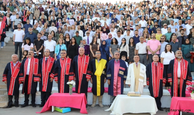 ERÜ Edebiyat Fakültesi’nde mezuniyet coşkusu yaşandı!