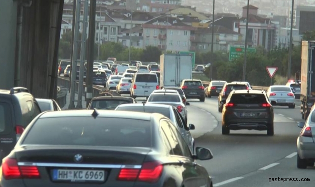 İstanbul'da tatilciler bayrama bir gün kala yola çıktı, trafik durma noktasına geldi!