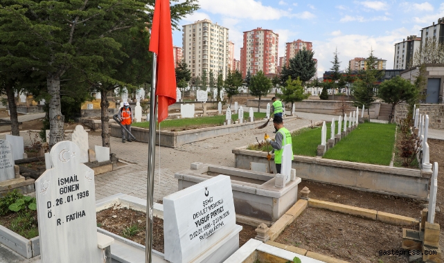 Kayseri Talas’ın mezarlıklarında bayram hazırlığı!