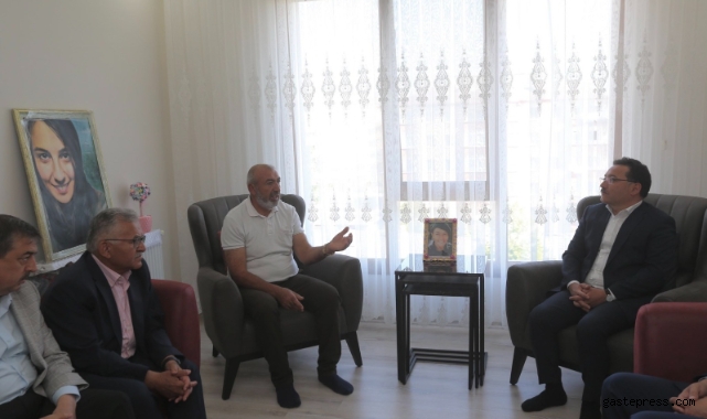 Kayseri Valisi Çiçek ve Başkan Büyükkılıç'tan, şehit Kübra Doğanay’ın ailesini ziyaret!
