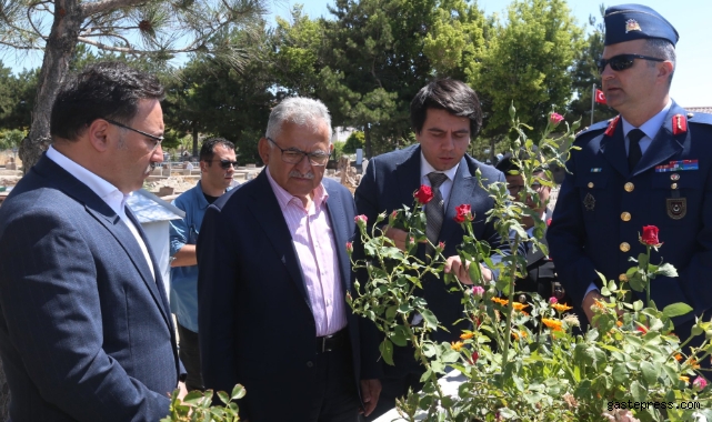 Kayseri Valisi Gökmen Çiçek ve Başkan Büyükkılıç'tan "15 Temmuz" Şehitlerine vefa!