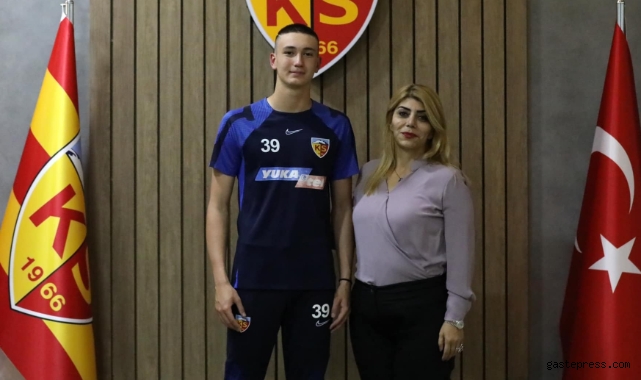 Kayserispor'da Mehmet Şamil Öztürk profesyonel imzayı attı