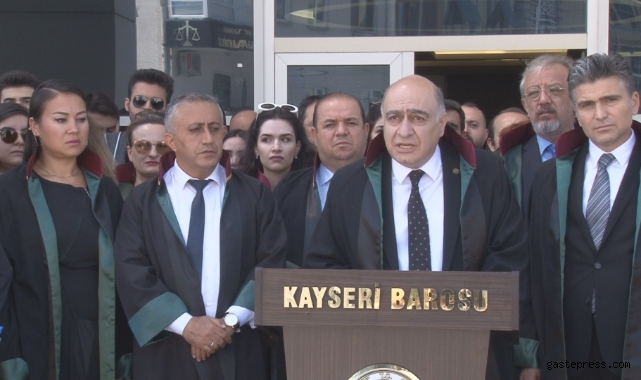 Mahkemeden çıkan şahıs, basın açıklaması yapan avukatlara tepki gösterdi!