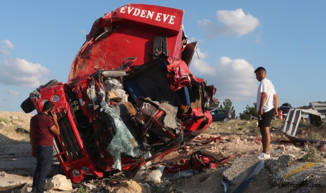Mersin'de nakliye kamyonu kaza yaptı: 4 ölü!