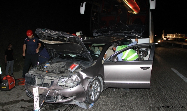Otobüs ve 2 otomobilin karıştığı trafik kazasında 4 kişi yaralandı!