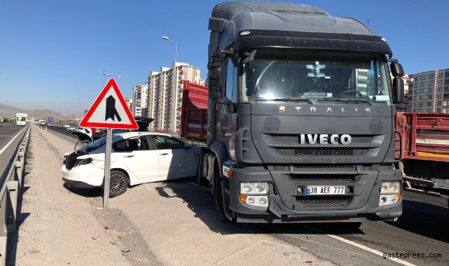 Otomobile çarpan tır makasladı: 2 yaralı!
