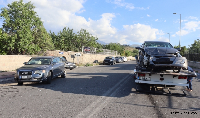 Otomobiller çarpıştı: 6 yaralı!