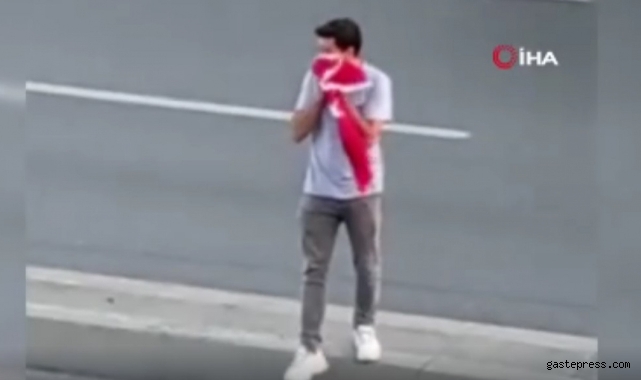 Otoyoldaki Türk bayrağını hayatını riske atarak yerden kaldırdı!