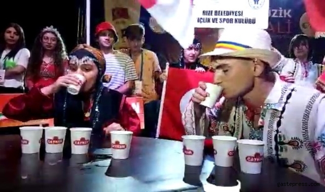 Rize'de en hızlı çay içmek için 7 ülkeden yarışmacılar yarıştı!
