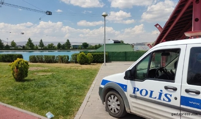 Serinlemek için havuza giren kardeşler, boğulmaktan son anda kurtarıldı!