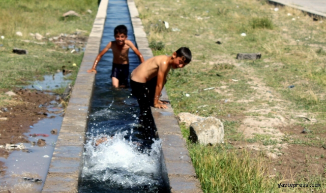 Sıcaktan bunalan çocuklar çareyi süs havuzunda buldu!