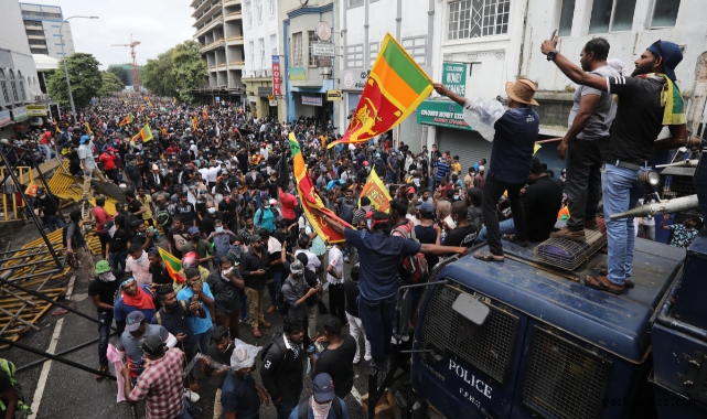 Sri Lanka'da protestocular başkanlık konutunu bastı!