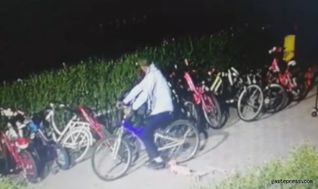 Yürüyerek geldiler, bisikletleri çalıp gittiler!