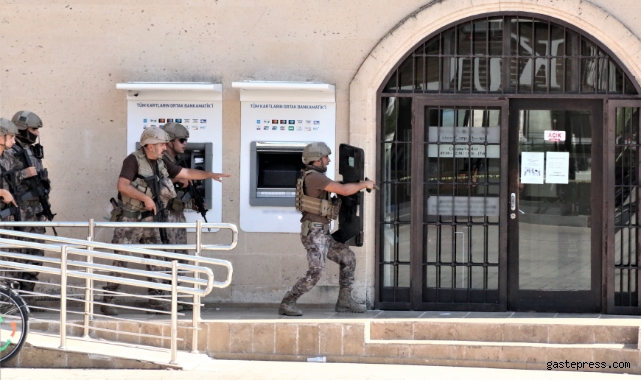Banka şube müdürünü ve çalışanları rehin alan şahıs 2 saat sonra ikna edildi!
