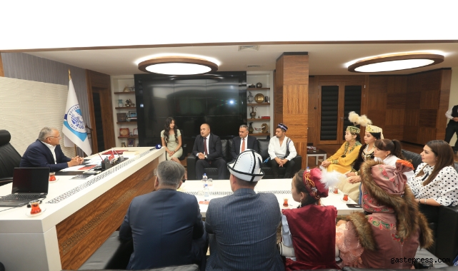 Başkan Büyükkılıç'a Türk dünyasından 'dombralı' ziyaret!