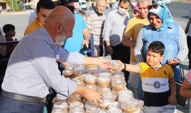 Başkan Çolakbayrakdar, Vatandaşlara aşure dağıttı!