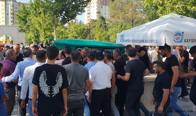 Bıçaklı kavgada hayatını kaybeden genç toprağa verildi!