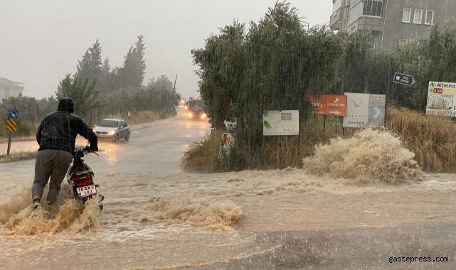 Bursa'da yağış etkili oldu: Yollar göle döndü!