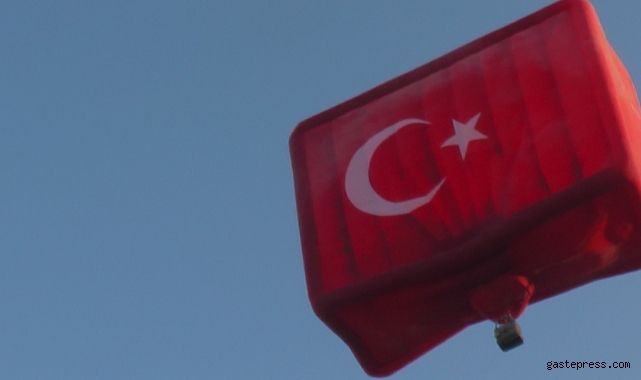 Dünyanın en büyük bayrak figürlü balonu 30 Ağustos için havalandı!