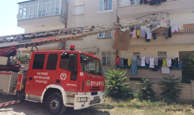 Evde mahsur kalan engelli çocuğu itfaiye kurtardı!