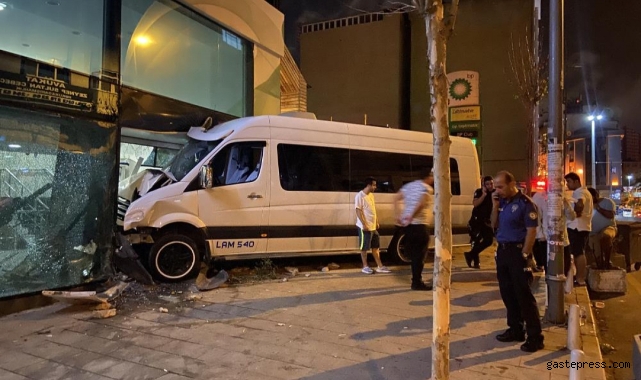Kağıthane'de öksürük krizi tutan şoför, servis aracıyla bankaya girdi: 1 yaralı!