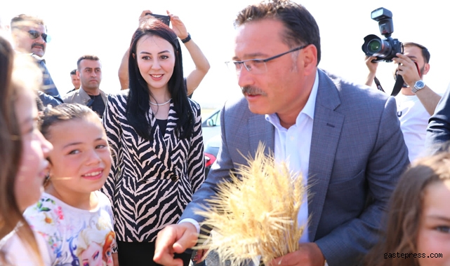 Kayseri Valisi Gökmen Çiçek Sarıoğlan’da “Tarım Arazilerinin Etkin Kullanılması Projesi” Kapsamında Yazlık Buğday Hasat Günü Etkinliğine Katıldı!
