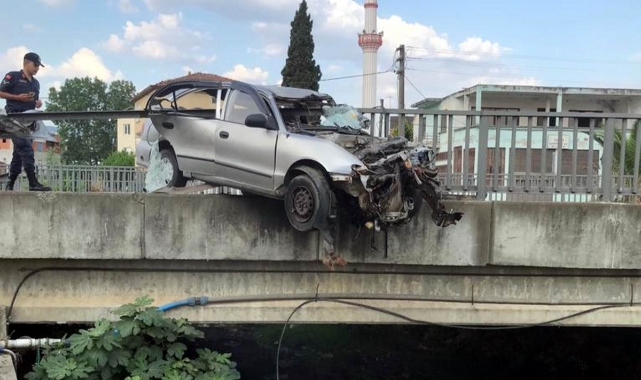 Köprünün korkulukları otomobile ok gibi saplandı: 1 yaralı!