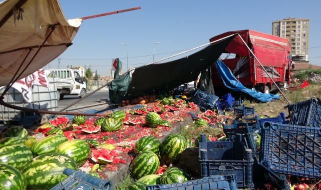 Otomobil karpuz sergisine daldı: 1 ölü!