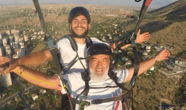 Paraşütle uçan dede heyecandan göğü inletti: "Allahu ekber"