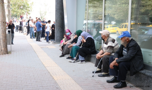 Promosyon almak için bankalara gelenler metrelerce kuyruk oluşturdu!
