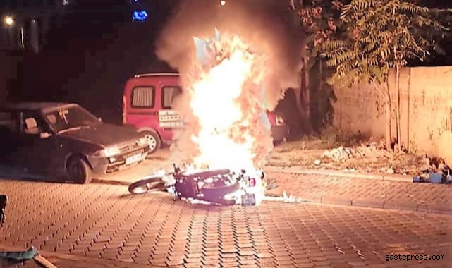 Seyir halindeki lüks motosiklet alev alev yandı!