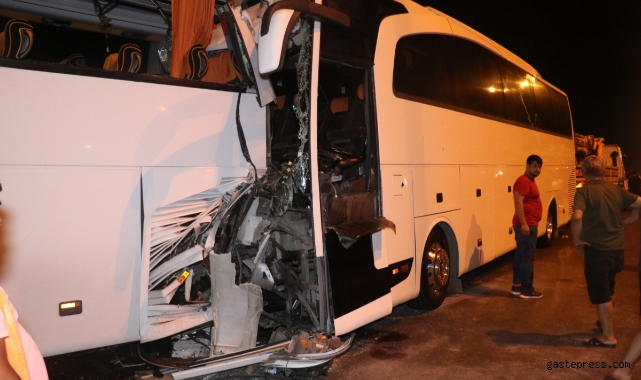 Tur otobüsü yolcu otobüsüne arkadan çarptı: 2'si ağır 25 yaralı!