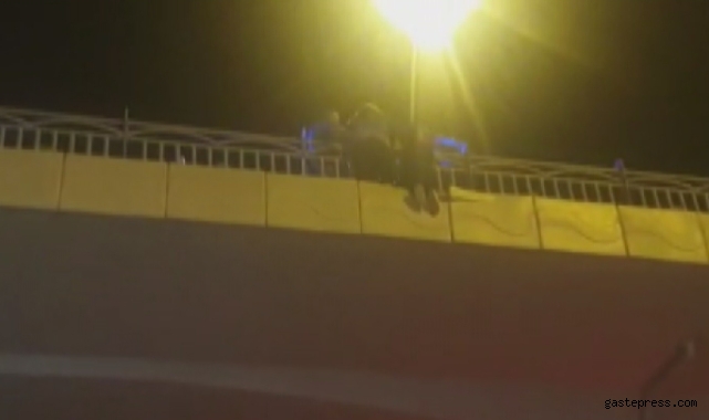 Üst geçitten atlamak isteyen 2 kadını ekipler havada yakaladı!