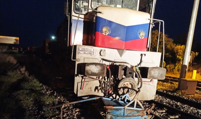 Yük treni hemzemin geçitte eşek arabasına çarptı: 1 ağır yaralı!