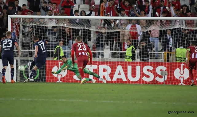 Ali Şaşal Vural 90+2’de penaltı kurtardı! Sivasspor puanı kaptı!