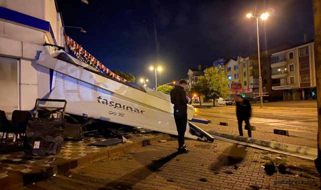 Ankara'da direksiyon hâkimiyetini kaybeden sürücü mağazaya daldı!