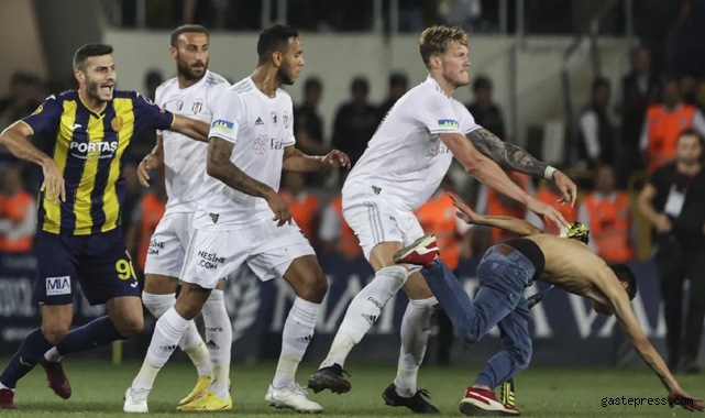 Başkent'te skandal! Ankaragücü taraftarı Beşiktaşlı futbolculara uçan tekme attı!