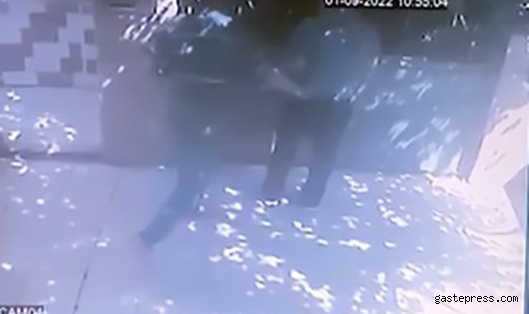 Bina görevlisini sırtından bıçakladı!