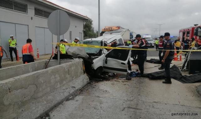 Bolu'da feci kaza, hafif ticari araç gişe bariyerlerine ok gibi saplandı: 3 ölü, 1 yaralı!