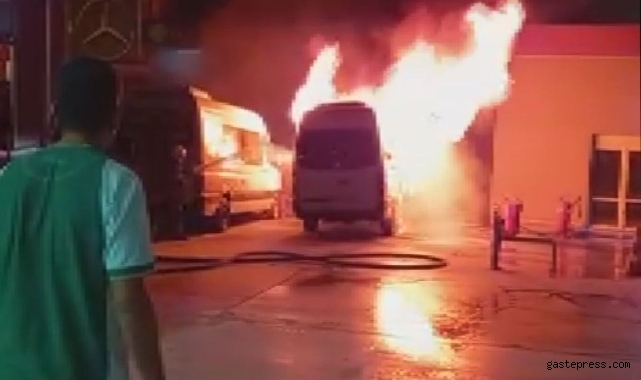 İzmir'de panik anları: Akaryakıt istasyonunun yanında bulunan minibüs alev alev yandı!