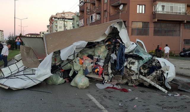 Elektrik direğine çarpan kamyonet hurdaya döndü: 1 ölü, 1 yaralı!