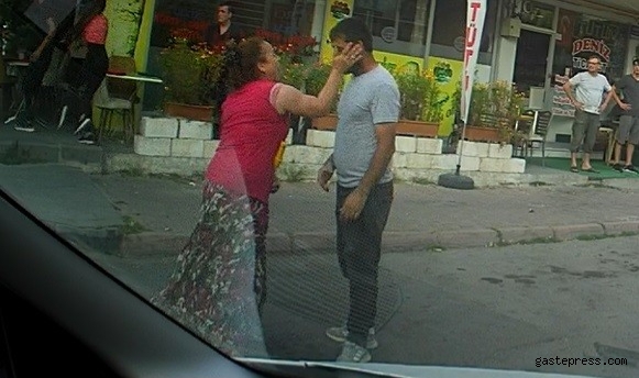 Eli sopalı kadın önüne gelen erkeği dövdü!