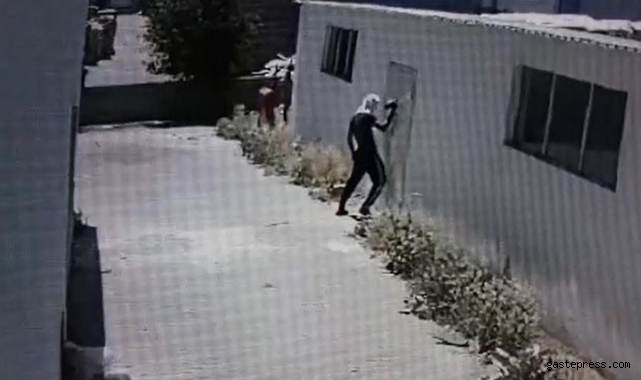 Hırsızlık yaptı, parmak izi kalmasın diye kapıyı sildi!