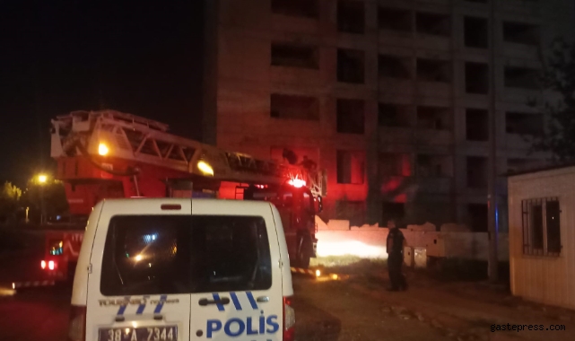 İnşaata çıkan 2 arkadaşı polis ikna etti!