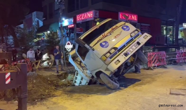 İSKİ çalışmasında yol çöktü, hafriyat kamyonu çukura düştü!